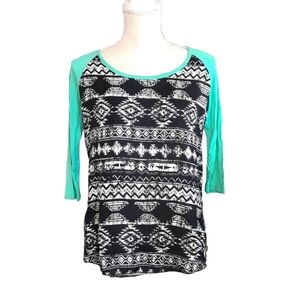 ✨️ Rue21 Aztec Print High-Low Raglan Top - Size Small